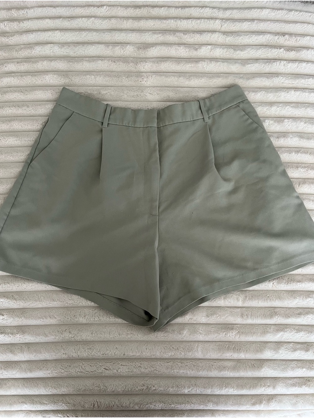 Abercrombie & Fitch High-Waist Pleated Women’s Shorts in Sage Green